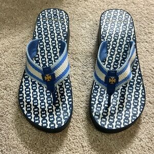 Tory Burch Gemini Link Thin Flip Flops Blue White Striped Gold Tone Logo 7.5-8